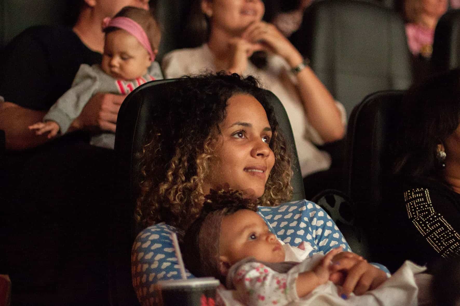 Sessão adaptada para mães e bebês exibe o sucesso de bilheteria A